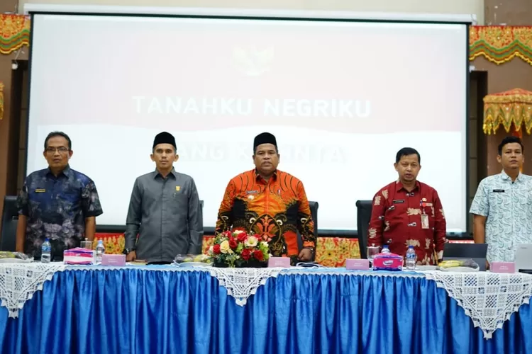 Bupati Padang Pariaman, Suhatri Bur  (no 3 dari kiri) di acara Forum Konsultasi Publik Rancangan Awal Rencana Kerja Pembangunan Daerah (RKPD) tahun 2024. (harianhaluan.com - TRISNALDI)