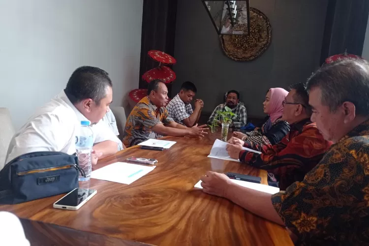Ketua PWI Jawa Barat Hilman Hidayat saat rapat terbatas dengan dengan Bupati Karawang dr Cellica Nurrachadiana membahas tentang Kabupaten Karawang yang terpilih menjadi tuan rumah Hari Pers Nasional (HPN) 2023 tingkat Jawa Barat. (PWI Jawa Barat)