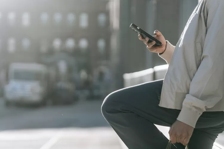 Ilustrasi terungkap rahasia chat ke cewek biar naksir balik sama kamu (Pexels/Michael Burrows)