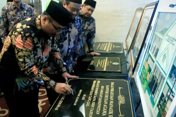 Menteri Agama RI (https://kemenag.go.id/read/menag-resmikan-51-gedung-sbsn-di-jawa-timur-berikut-daftarnya-q9bnd)