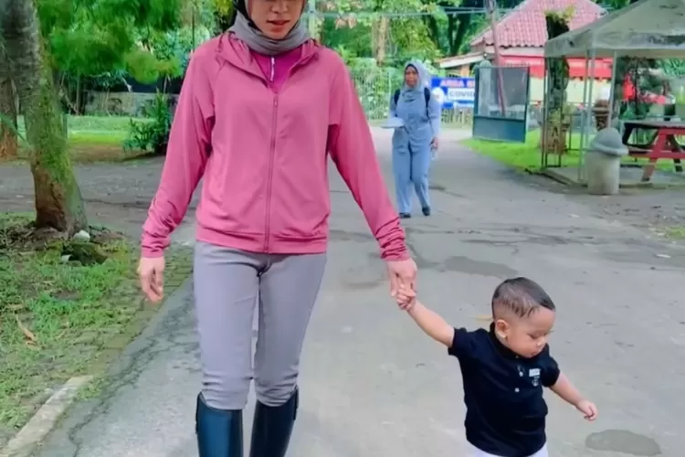 Bagikan Momen Berkuda Ditemani Baby L, Bentuk Badan Lesti Kejora Jadi Sorotan (Gorajuara.com/dok: Instagram @lestykejora)