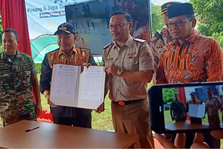 SIMBOLIS : Walikota Depok Mohammad Idris lakukan pemasangan patok secara simbolis di Lapangan Irekap,Kecamatan Cilodong, Kota Depok.  (Melania Andrea/Radar Depok )