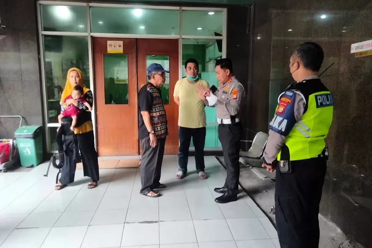 PANTAUAN : Suasana RS Meilia pasca korban dibawa guna penanganan lebih lanjut. (RADAR DEPOK )