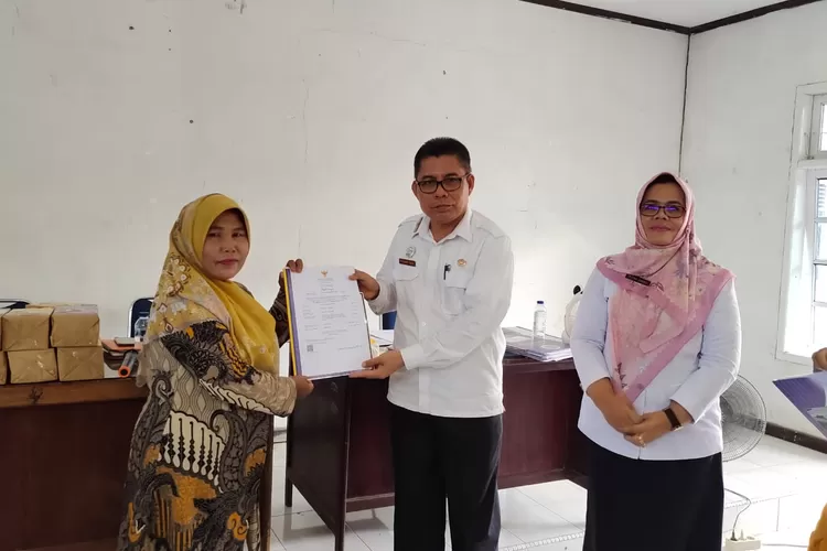 Saat-saat penyerahan Sertifikat Halal kepada IKM oleh Kepala DPMDPT Kabupaten Padang Pariaman Yutiardy Rivai  (harianhaluan.com - TRISNALDI)