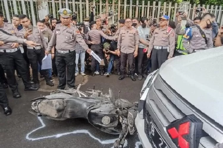 Reka ulang kecelakaan yang menewaskan mahasiswa UI M Hasya Attalah Syahputra, di Jalan Srengseng Sawah, Jagakarsa