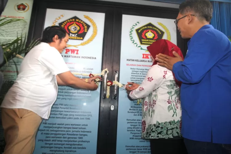 Sekretaris Kota Pemkot Jakarta Barat Iin Mutmainah didampingi Ketua PWI Jakbar Cornel Naibaho menggunting pita sebagai tanda diresmikan Balai Wartawan PWI Jakarta Barat  (Istimewa )