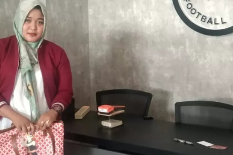 Titisari Dwi Hernawati saat mendatangi kantor Rans Nusantara FC menagih uang katering yang belum dibayar perusahaan Raffi Ahmad.