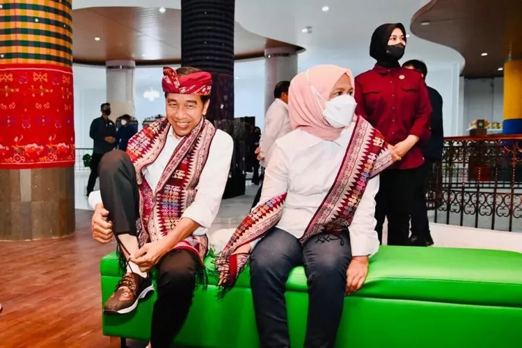 Presiden Joko Widodo mencoba sepatu kets tenun Bali di Sentra Tenun Jembrana, di Kabupaten Jembrana, Bali, Kamis (2/2/2023).  (ANTARA/HO-Biro Pers Sekretariat Presiden)