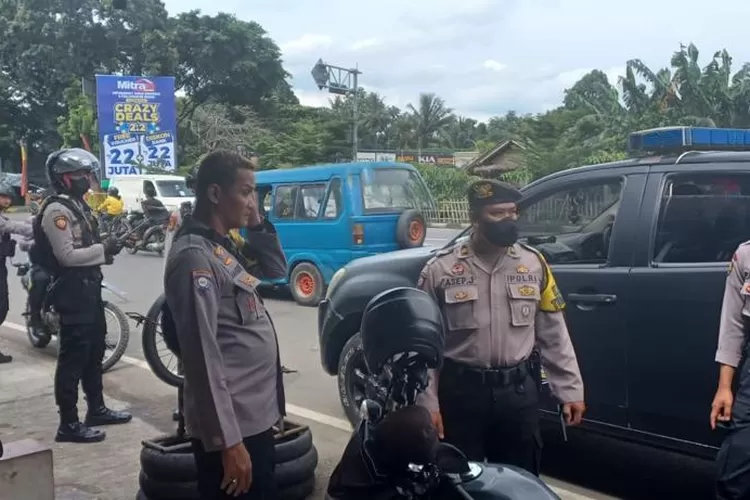Potret aksi tawuran di jalan raya Cikaret, kecamatan Cibinong Kabupaten Bogor, Pada Jum&rsquo;at siang 4 Februari 2023. (Bogor times)