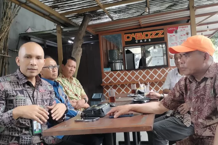 Direktur Utama Perumda PPJ, Muzakkir dan jajaran direksi bersama CEO Radar Bogor, Hazairin Sitepu (kanan) di D'Bozz Cafe, Graha Pena Bogor.