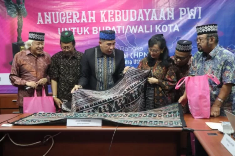 Bupati Pasawaran  Dendi Ramadhona (ketiga dari kiri) menunjukan kain sulam jelujur  kepada tim yuri  Anugerah Kebudayaan PWI Pusat beberapa waktu lalu.