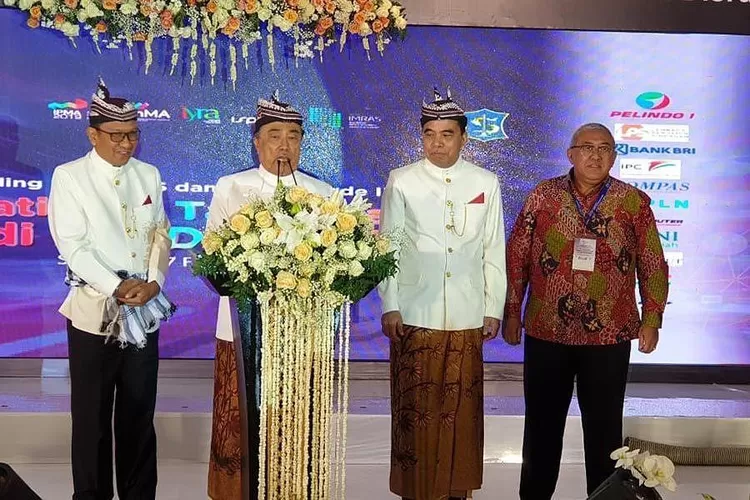 Ketua Umum hasil Kongres XXV Surabaya, Alwi Hamu (tiga kanan) menyampaikan sambutan usai pengukuhan pengurus. 