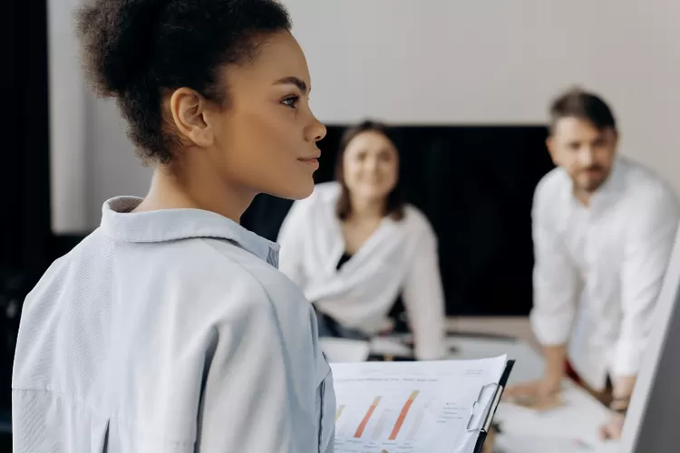 Ilustrasi tingkatkan rasa percaya dengan memiliki bahasa tubuh yang kuat dan positif (Pexels/Mikhail Nilov)