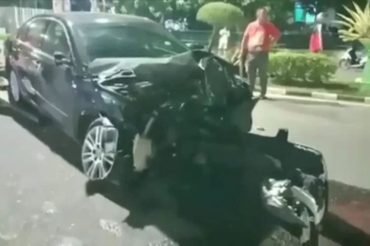 Viral! Mobil Dinas DPRD Jambi Kecelakaan Tunggal, Nasib Wanita Telanjang Tanpa Busana di Dalam Bagaimana  (Suarapantura.com)