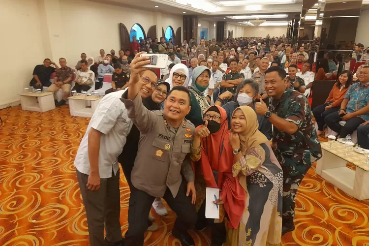 Kapolda Metro Jaya Irjen Fadil Imran berswafoto bersama perwakilan EW dalam acara Guyub Rukun RW SE Jakarta Selatan. (istimewa )