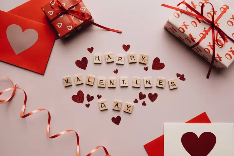 Sudah menjadi tradisi atau kebiasaan saat merayakan Hari Valentine biasanya kita akan memberikan hadiah kepada orang tercinta, berupa, bunga,cokelat, permen, kartu ucapan, dll.  (pexels.com/alleksana)