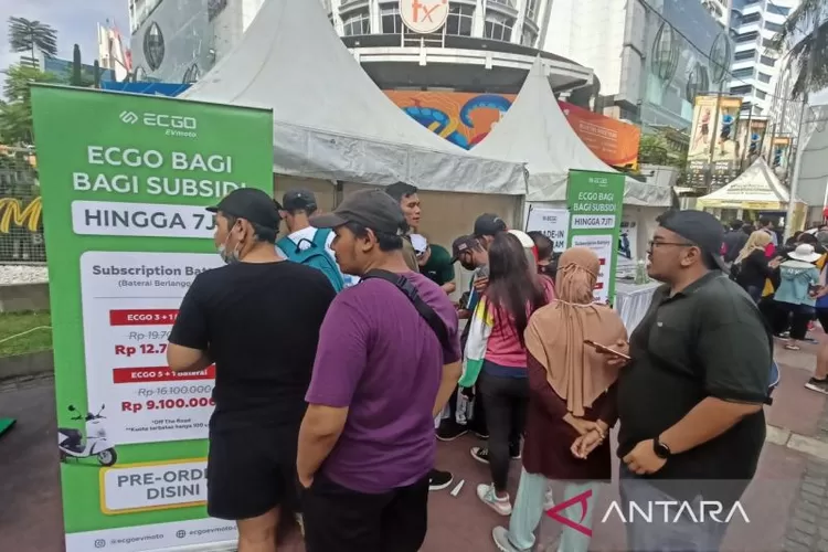 Pengunjung car free day (CFD) mengantri untuk melakukan pra pemesanan sepeda motor listrik ECGO di kawasan Sudirman, Jakarta, Minggu (5/2/2023)  (ANTARA/Fathur Rochman)