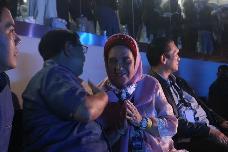 Ibu Kandung pentolan grup band Dewa 19, Ahmad Dhani duduk di sebelah Menteri Pertahanan RI, Prabowo Subianto pada konser &ldquo;Pesta Rakyat 30 Tahun Berkarya Dewa 19&rdquo; di Jakarta International Stadium (JIS), Sabtu (4/2/2023).  (ANTARA/Pamela sakina)