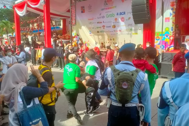 Petugas mengevakuasi warga yang pingsan di CGM.