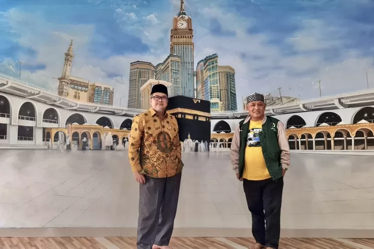 Ketua Umum Pimpinan Pusat Persatuan Islam (PP. Persis) Ustaz Dr. Jeje Zaenudin, M.Ag., didampingi Ketua Yayasan Prima Cendekia islami ketika berada diruagan masjid SMP PCI - Foto: Dok PCI