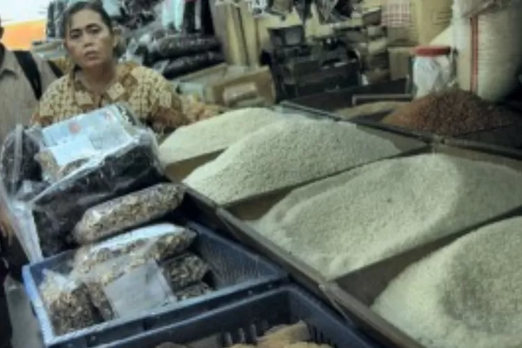 Ilustrasi foto pedagang beras di Pasar Induk Beras Cipinang Jakarta yang sepakat tidak akan menjual beras BULOG di atas Rp8.900 per kilo (setkab.go.id)