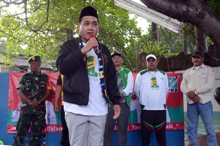 Tokoh Muda Jakarta Utara Tri  Waluyo menyampaikan sambutan pada Jalan Sehat memperingati  1 Abad  NU,  Minggu (5/2/2023).