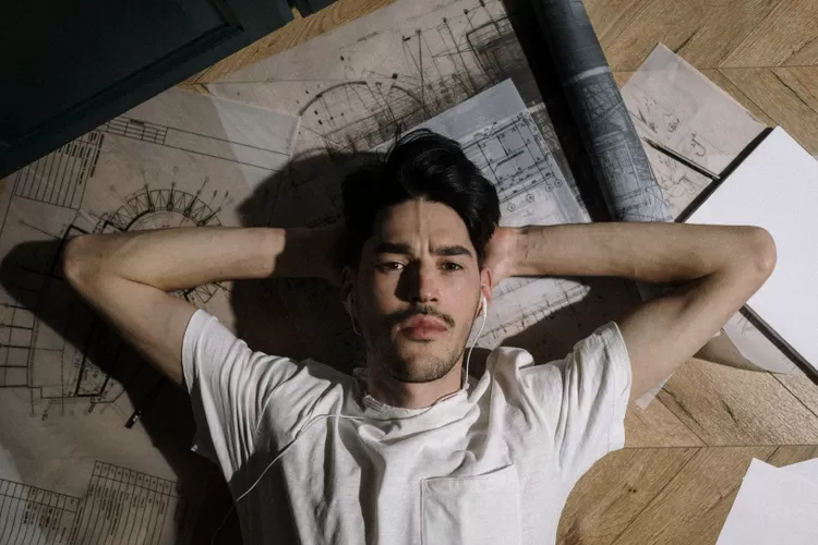 Ilustrasi cowok diam-diam rindu meski tak berkata dan tersiksa (Pexels/Ron Lach)