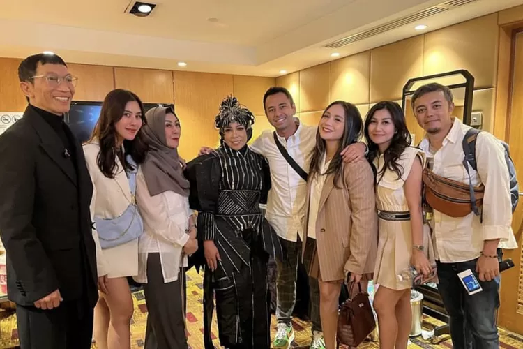 Raffi Ahmad Ajak Keluarga Naik Private Jet Ke Malaysia Nonton Konser Melly Goeslaw (Gorajuara.com/dok:Instagram @raffinagita1717)