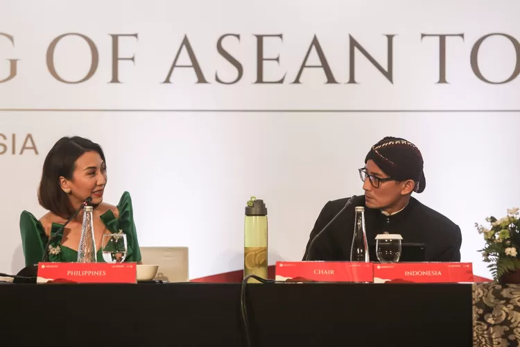 Menparekraf Sandiaga Salahuddin Uno  (https://infopublik.id/kategori/nasional-ekonomi-bisnis/708662/atf-2023-sepakat-perkuat-kolaborasi-implementasi-strategi-pariwisata-asean)