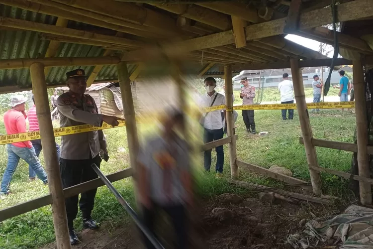 Pria paruh baya yang ditemukan tewas tergantung di sebuah kandang sapi di Biaro, Kabupaten Agam (Polresta Bukittinggi)