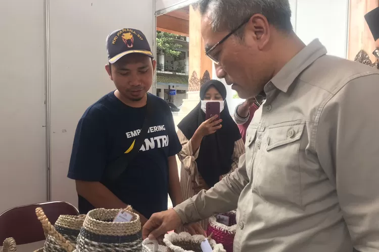 Peninjauan stand santripreneur oleh bupati bantul  (Dokumen panitia)