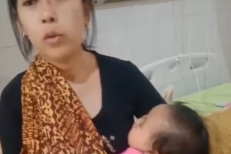 Sri Wahyuni, ibu dari bayi usia 8 tahun yang jari kelingking kirinya terpotong saat berobat di RS swasta di Palembang. (tangkapan layar instagram @hotmanparisofficial)