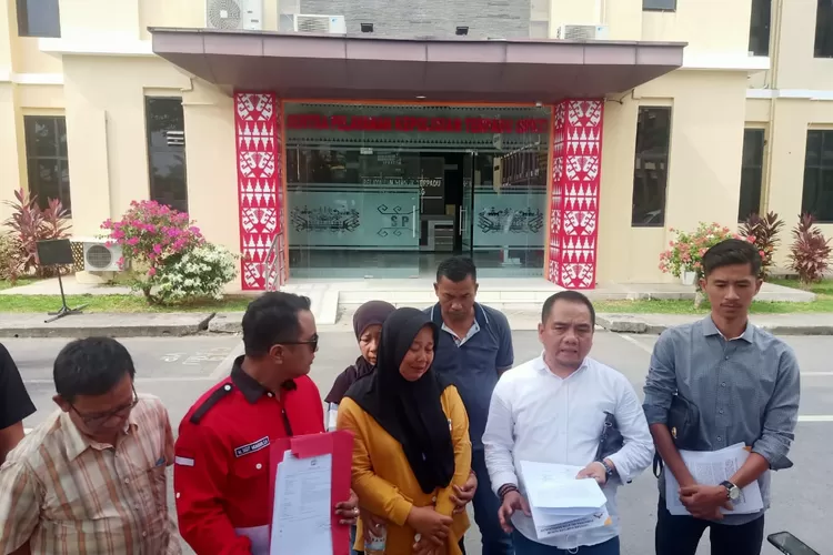 Iriani, Istri almarhum Firullazi yang meninggal seteah ditangkap polisi dari Polres Lampung Utara, didampingi kuasa hukumnya dari LBH Sumsel Berkeadilan  melapor ke Polda Lampung, Seni (6/2/2023). 