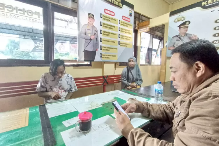 Pelaku pencurian sepeda diamankan di Polsek Kota Kendal setelah ditangkap pemilik sepeda di jalan raya Pantura Kendal.  (Edi Prayitno / kontributor Kendal)