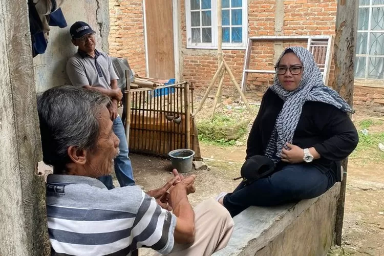 Kades Sindang Mulya Kecamatan Cibarusah saat mendata warga kurang mampu atau warga miskin ekstrem (Newsroom)