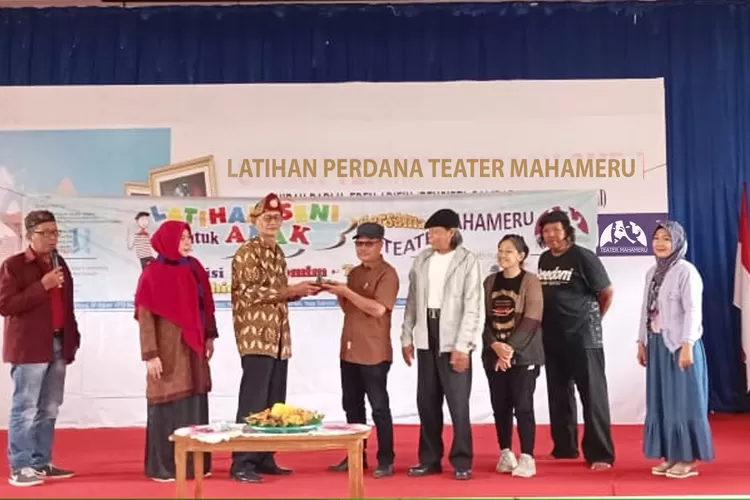 Seiring dengan kelahirannya yang belum seumur jagung ini, Erwin Janim, Ketua Teater Mahameru menyebutkan, lembaga  yang kini dipimpinnya berkeinginan menyeimbangkan karya dengan sejumlah teater lain di Sumsel.