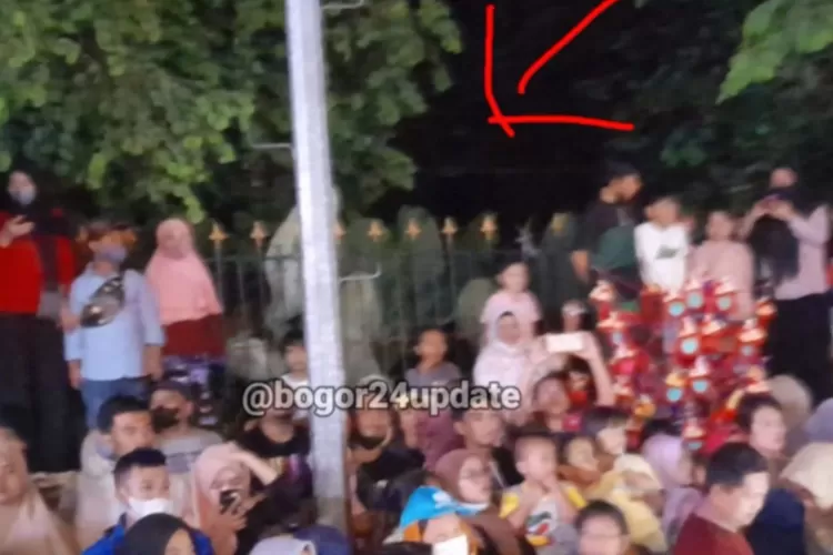 Penampakan sosok jubah putih. Foto/Instagram (Foto/Instagram)