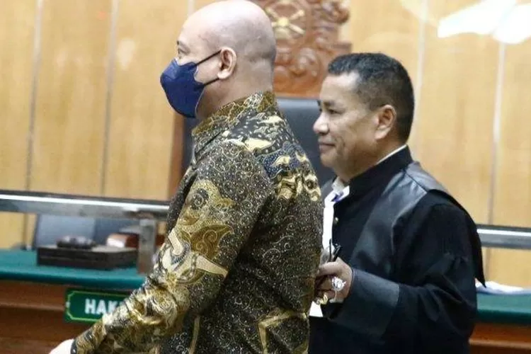 terdakwa Teddy Minahasa dengan penasihat hukum Hotman Paris Hutapea dalam sidang di PN Jakarta Barat