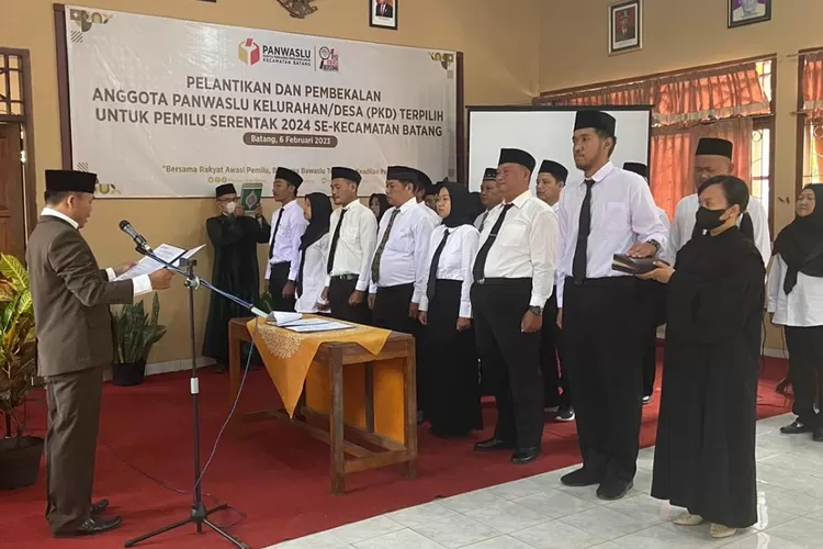 Panwascam Batang melantik PKD Kecamatan Batang di Gedung Pramuka. Foto: Muslihun kontrihutor Batang. 