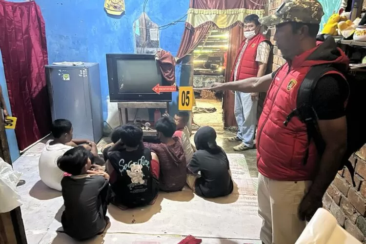Anggota Polda Jambi melakukan olah TKP di rumah tersangka. (Jambi Ekspres)