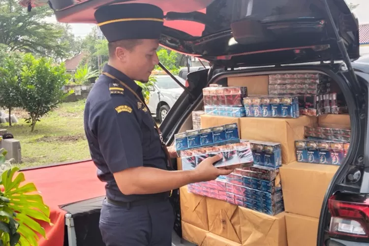 Petugas Bea Cukai sedang menunjukan rokok ilegal yang diedarkan melalui mobil.  (Istimewa)