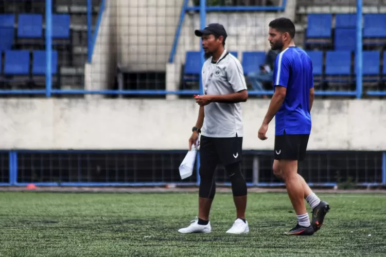 Caretaker PSIS Semarang, M Ridwan, bersama Vitinho dalam latihan di Stadion Citarum. (Ayosemarang.com/ Audrian Firhannusa)