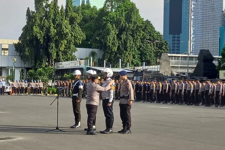 Kapolda Metro Jaya Irjen M Fadil Imran menjadi inspektur upacara dalam Gelar Pasukan Operasi Keselamatan 2023 (Sadono )