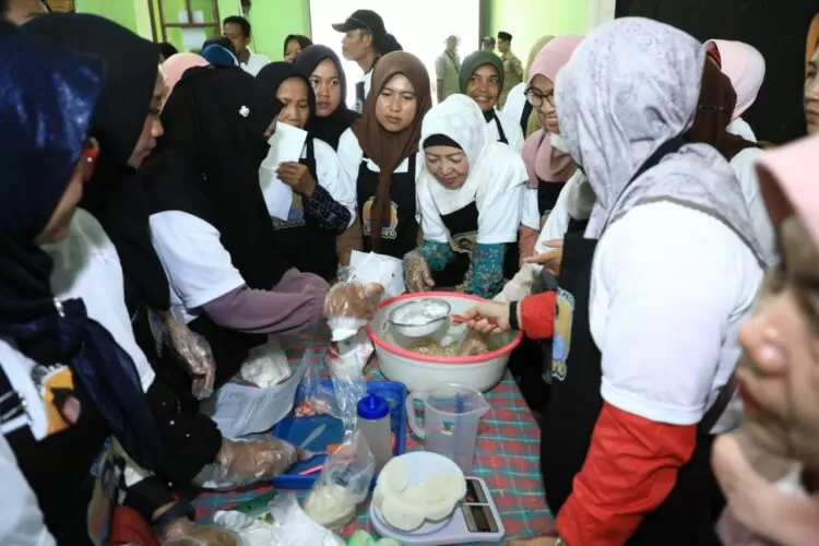 Pelatihan membuat dimsum dapat memberikan semangat berwirausaha bagi para peserta untuk memperoleh penghasilan tambahan.  (Sumber: Jawa Pos)
