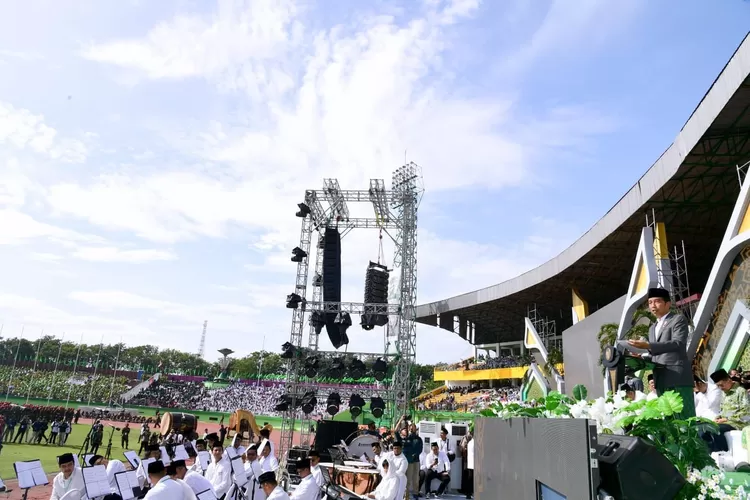 Presiden Joko Widodo beserta Ibu Iriana Joko Widodo menghadiri resepsi puncak satu abad Nahdlatul Ulama (NU) yang digelar di Gelora Delta Sidoarjo, Kabupaten Sidoarjo, Provinsi Jawa Timur, Selasa 7 Februari 2023. (ayopontianak.com/dok. BPMI)