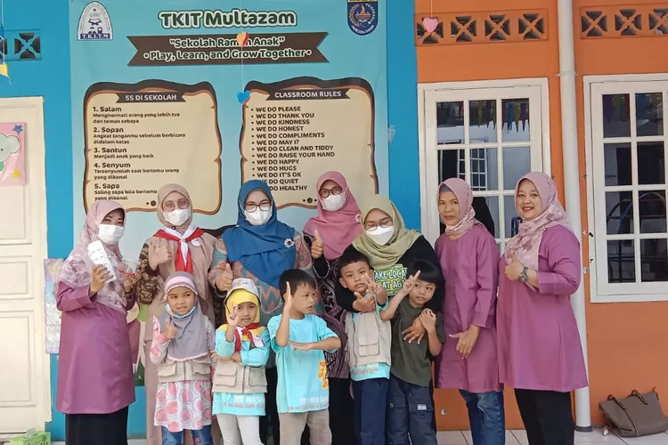 KEGIATAN : Pemberian vitamin a, penimbangan berat dan pengukuran tinggi badan yang dilakukan di Posyandu Wijaya Kusuma dan TK Multazam, Selasa (7/2).&nbsp; (ALDY RAMA/RADAR DEPOK)