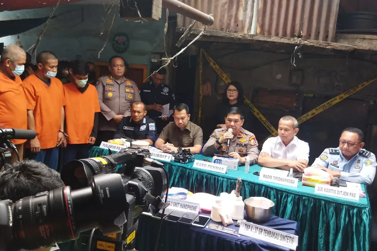 Bareskrim Polri menggelar konferensi pers di pemukiman padat penduduk di Kampung Rawa Johor Baru Jakpus, yakni industri rumahan pembuatan ekstasi. (Sadono )