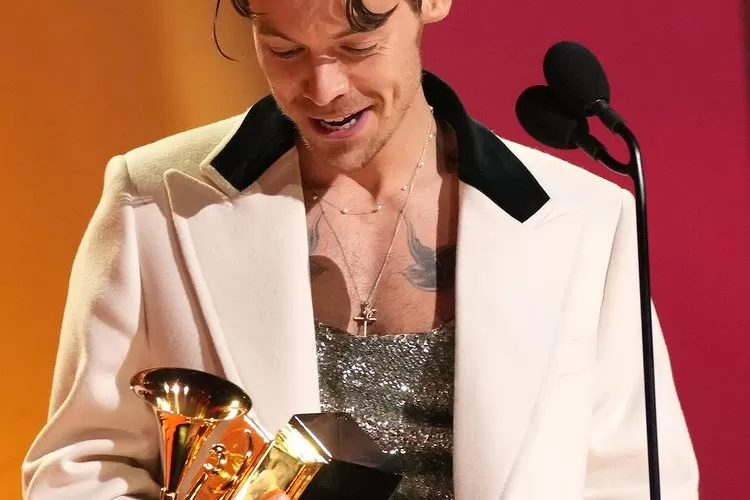 Harry Styles saat menerima piala Grammy Awards (Instagram )