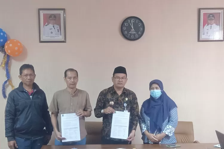 PERJANJIAN : Pertemuan Pemerintah Kota Depok dengan pihak pabrik roti pelaku pencemaran lingkungan, yang berada di RT1/4 Kelurahan Jatijajar, Kecamatan Tapos.