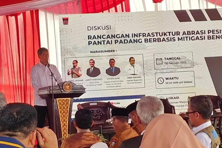 Doni Monardo, mantan kepala BNPB menghadiri diskusi penanganan abrasi pantai di Sumatera Barat. (Egy Massadiah)